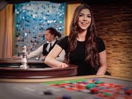 Tampilan neon koko4d di ponsel malam